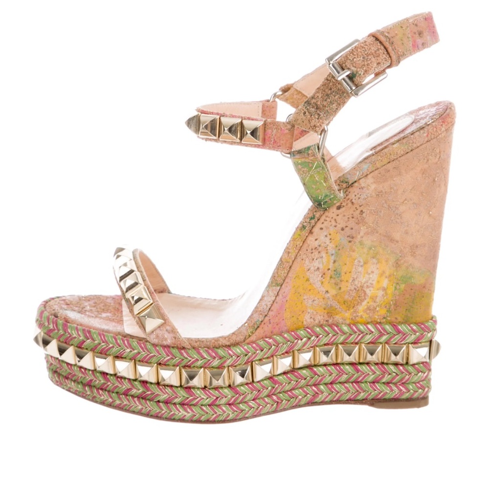 Authentic Louboutin Cork Bloom Print
Cataclou Studded Wedge Sandals Light
Gold